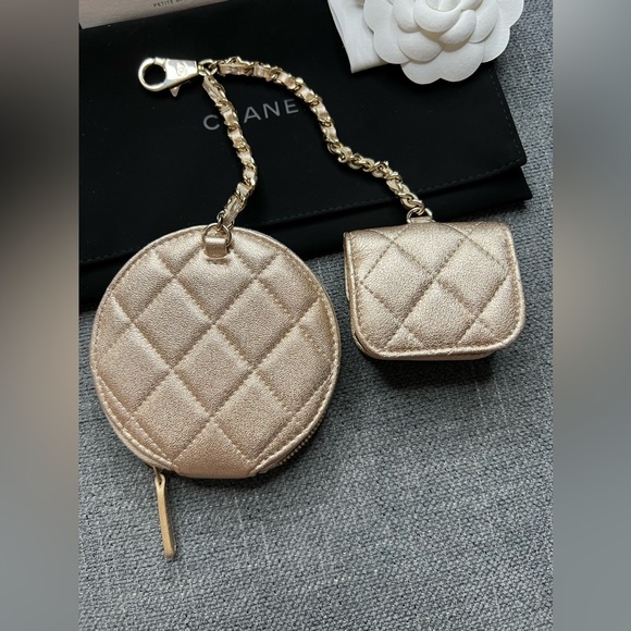 CHANEL RARE! CC Round pouch and AirPod holder - Picture 9 of 14